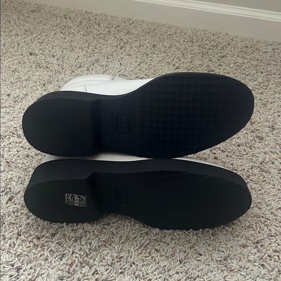 Aquatalia White Leather Lug Sole Boots – Never Worn (7.5) - Picture 3 of 9